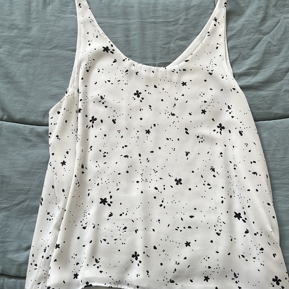 Reversible with a  v line and circle neck share fancy tank - Picture 5 of 6